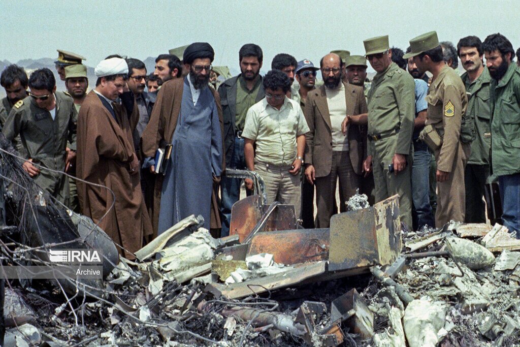 بازدید آیت‌الله خامنه‌ای، آیت‌الله هاشمی و شهید چمران از بقایای عملیات شکست‌خورده پنجه عقاب