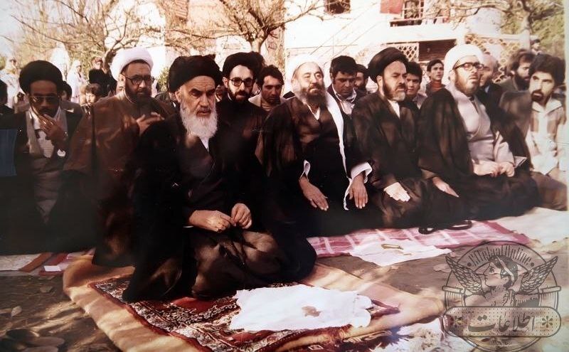 عکس سیدمحمد خاتمی در کنار شهید مطهری در صف نماز جماعت به امامت امام خمینی (ره)